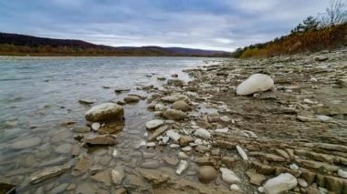 Vahşi Dağ Nehri, Berrak Nehir 'i kapatın. Taştan kayaların aktığı Gevezelik Deresi 'nin detaylı görüntüsü. Swift Sulama Suyu 'nda Rock Rapid. Ukrayna, Karpatya