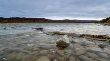 Vahşi Dağ Nehri, Berrak Nehir 'i kapatın. Taştan kayaların aktığı Gevezelik Deresi 'nin detaylı görüntüsü. Swift Sulama Suyu 'nda Rock Rapid. Ukrayna, Karpatya