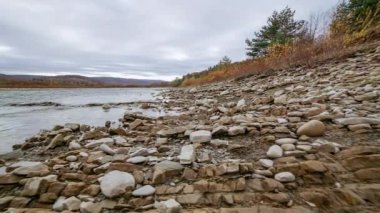 Vahşi Dağ Nehri, Berrak Nehir 'i kapatın. Taştan kayaların aktığı Gevezelik Deresi 'nin detaylı görüntüsü. Swift Sulama Suyu 'nda Rock Rapid. Ukrayna, Karpatya