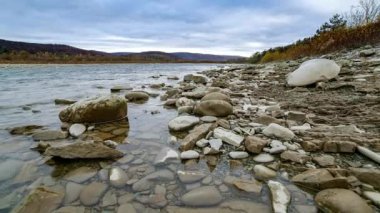 Vahşi Dağ Nehri, Berrak Nehir 'i kapatın. Taştan kayaların aktığı Gevezelik Deresi 'nin detaylı görüntüsü. Swift Sulama Suyu 'nda Rock Rapid. Ukrayna, Karpatya