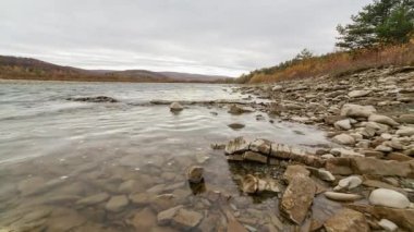 Vahşi Dağ Nehri, Berrak Nehir 'i kapatın. Taştan kayaların aktığı Gevezelik Deresi 'nin detaylı görüntüsü. Swift Sulama Suyu 'nda Rock Rapid. Ukrayna, Karpatya