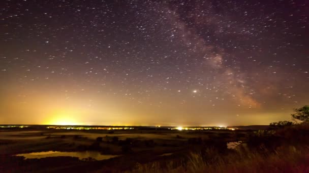 Noite estrelada nas montanhas lapso de tempo. Via Láctea estrelas galáxias se movendo sobre o tráfego rural. Noite a dia. Paisagem de Beautifil da Ucrânia. — Vídeo de Stock