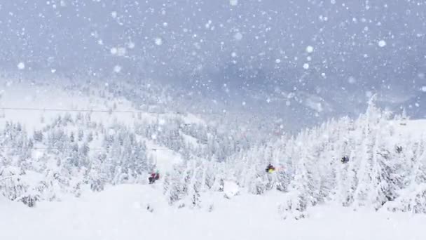 Animación de paisaje con paisajes invernales y telesilla, bosque de abetos cubierto de nieve. Navidad invierno temporadas celebración concepto de imagen generada digitalmente — Vídeos de Stock