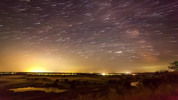 Notte stellata in montagna Time lapse. Le stelle della galassia della Via Lattea si muovono sul traffico rurale. Di giorno in giorno. Beautifil paesaggio da Ucraina. — Video Stock