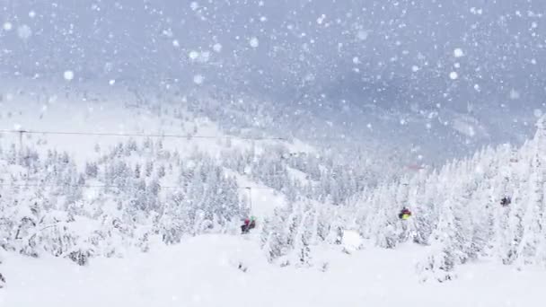 冬景色とスキーチェアリフト、雪に覆われたモミの木の森と風景のアニメーション。クリスマス冬のお祝いのコンセプトデジタル生成画像 — ストック動画