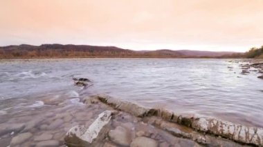 Vahşi Dağ Nehri, Berrak Nehir 'i kapatın. Taştan kayaların aktığı Gevezelik Deresi 'nin detaylı görüntüsü. Swift Sulama Suyu 'nda Rock Rapid. Ukrayna, Karpatya