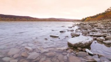 Vahşi Dağ Nehri, Berrak Nehir 'i kapatın. Taştan kayaların aktığı Gevezelik Deresi 'nin detaylı görüntüsü. Swift Sulama Suyu 'nda Rock Rapid. Ukrayna, Karpatya