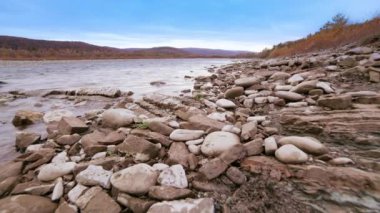 Vahşi Dağ Nehri, Berrak Nehir 'i kapatın. Taştan kayaların aktığı Gevezelik Deresi 'nin detaylı görüntüsü. Swift Sulama Suyu 'nda Rock Rapid. Ukrayna, Karpatya