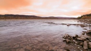 Vahşi Dağ Nehri, Berrak Nehir 'i kapatın. Taştan kayaların aktığı Gevezelik Deresi 'nin detaylı görüntüsü. Swift Sulama Suyu 'nda Rock Rapid. Ukrayna, Karpatya