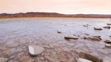 Vahşi Dağ Nehri, Berrak Nehir 'i kapatın. Taştan kayaların aktığı Gevezelik Deresi 'nin detaylı görüntüsü. Swift Sulama Suyu 'nda Rock Rapid. Ukrayna, Karpatya