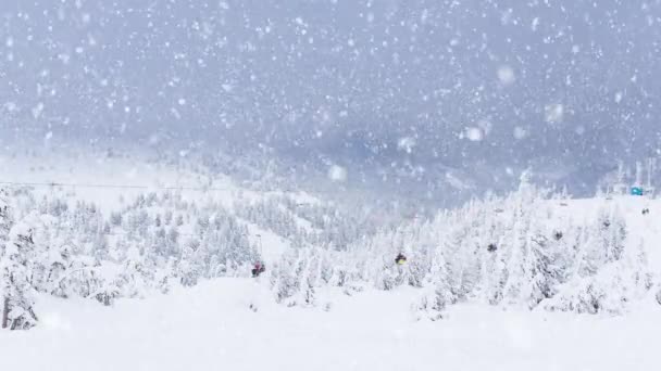 Animação de paisagem com cenário de inverno e elevador de cadeira de esqui, floresta de abeto coberto de neve. Natal inverno estações celebração conceito imagem gerada digitalmente — Vídeo de Stock