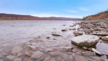 Vahşi Dağ Nehri, Berrak Nehir 'i kapatın. Taştan kayaların aktığı Gevezelik Deresi 'nin detaylı görüntüsü. Swift Sulama Suyu 'nda Rock Rapid. Ukrayna, Karpatya