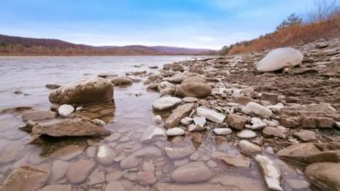 Vahşi Dağ Nehri, Berrak Nehir 'i kapatın. Taştan kayaların aktığı Gevezelik Deresi 'nin detaylı görüntüsü. Swift Sulama Suyu 'nda Rock Rapid. Ukrayna, Karpatya