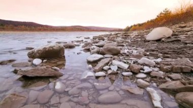 Vahşi Dağ Nehri, Berrak Nehir 'i kapatın. Taştan kayaların aktığı Gevezelik Deresi 'nin detaylı görüntüsü. Swift Sulama Suyu 'nda Rock Rapid. Ukrayna, Karpatya