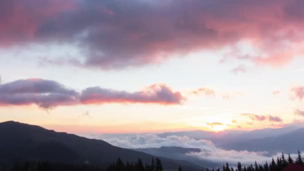 산에서의 낭만적 인 화려 한 일출. 해 가 뜨고, 파란색 과 주황색 구름 이 하늘로 흐릅니다. 멋진 풍경이야. 느린 모션 타임 스냅 4K 영상. — 비디오