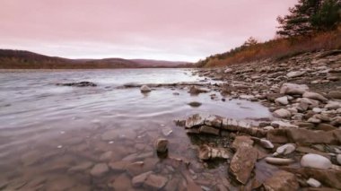 Vahşi Dağ Nehri, Berrak Nehir 'i kapatın. Taştan kayaların aktığı Gevezelik Deresi 'nin detaylı görüntüsü. Swift Sulama Suyu 'nda Rock Rapid. Ukrayna, Karpatya