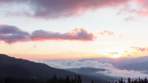 浪漫多彩的日出在山上.太阳升起,蓝色和橙色的云彩在天空中飘扬.壮观的美丽风景。慢动作时档4K镜头. — 图库视频影像
