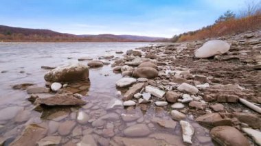 Vahşi Dağ Nehri, Berrak Nehir 'i kapatın. Taştan kayaların aktığı Gevezelik Deresi 'nin detaylı görüntüsü. Swift Sulama Suyu 'nda Rock Rapid. Ukrayna, Karpatya