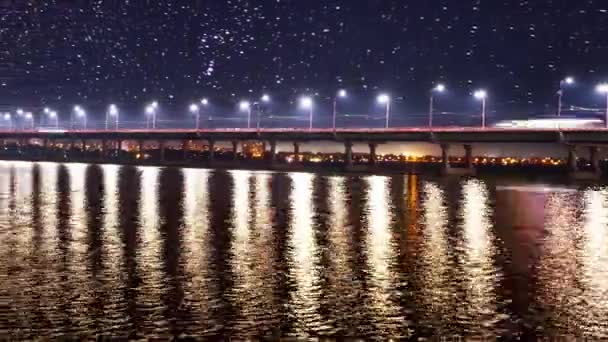 Временные круги, вид на мост через Днепр в Днепре поздней весной ранней весной, густые облака. — стоковое видео