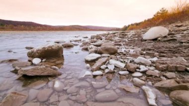 Vahşi Dağ Nehri, Berrak Nehir 'i kapatın. Taştan kayaların aktığı Gevezelik Deresi 'nin detaylı görüntüsü. Swift Sulama Suyu 'nda Rock Rapid. Ukrayna, Karpatya