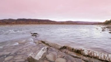 Vahşi Dağ Nehri, Berrak Nehir 'i kapatın. Taştan kayaların aktığı Gevezelik Deresi 'nin detaylı görüntüsü. Swift Sulama Suyu 'nda Rock Rapid. Ukrayna, Karpatya