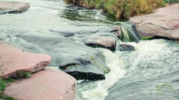Hermoso río de montaña que fluye sobre rocas. Flujo de agua en el río de montaña de cerca — Vídeos de Stock