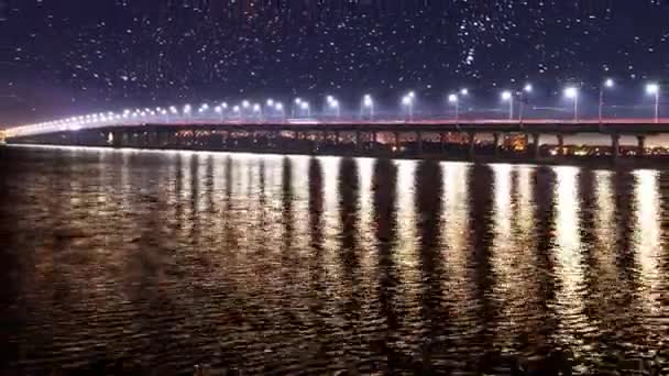 Tidsluckor, vy över bron över floden Dnepr i Dnipro City i slutet av våren tidigt på våren, tjocka moln. — Stockvideo