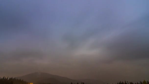 Ένα σύντομο χρονικό διάστημα μιας συννεφιασμένης νύχτας στο Carpathuan Mountauns — Αρχείο Βίντεο
