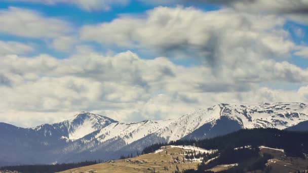Naturlig himmel och moln bakgrund. Molntäcke över berg — Stockvideo