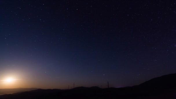 밤하늘을 배경으로 하는 별들의 흔적, 긴 노출 촬영. — 비디오