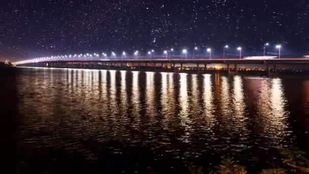 Vueltas en el tiempo, vista del puente sobre el río Dniéper en la ciudad de Dnipro a finales de primavera a principios de primavera, densas nubes. — Vídeos de Stock