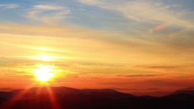 Altın güneş gün batımında dağa vuruyor. Dağlarda kış. Ukrayna Karpatları Dragobrat