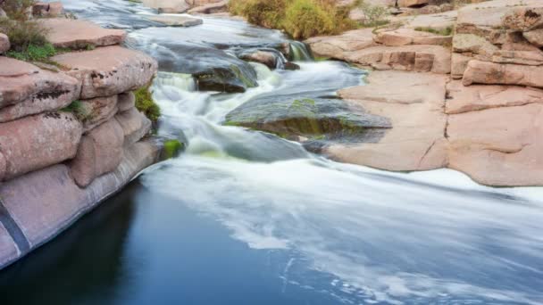 Красивая горная река, протекающая над камнями. Поток воды в горной реке вблизи — стоковое видео