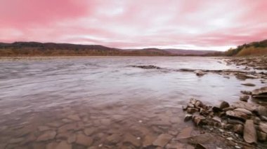 Vahşi Dağ Nehri, Berrak Nehir 'i kapatın. Taştan kayaların aktığı Gevezelik Deresi 'nin detaylı görüntüsü. Swift Sulama Suyu 'nda Rock Rapid. Ukrayna, Karpatya