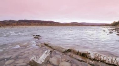 Vahşi Dağ Nehri, Berrak Nehir 'i kapatın. Taştan kayaların aktığı Gevezelik Deresi 'nin detaylı görüntüsü. Swift Sulama Suyu 'nda Rock Rapid. Ukrayna, Karpatya