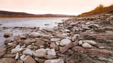 Vahşi Dağ Nehri, Berrak Nehir 'i kapatın. Taştan kayaların aktığı Gevezelik Deresi 'nin detaylı görüntüsü. Swift Sulama Suyu 'nda Rock Rapid. Ukrayna, Karpatya