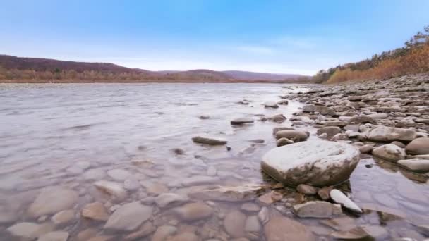 산악 지대의 강은 풍부 한 스트레이트 스트림 과 근접 한다. 돌볼 링 크릭의 정적인 샷 과 스톤 볼 더스 플롤 링을 비교해 보 세요. 물 이 빠른 속도로 흐르는 암석이다. 우크라이나, 카르파티아 — 비디오