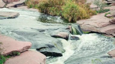 Kayaların üzerinden akan güzel dağ nehri. Dağ nehrinde akan su, yaklaş.