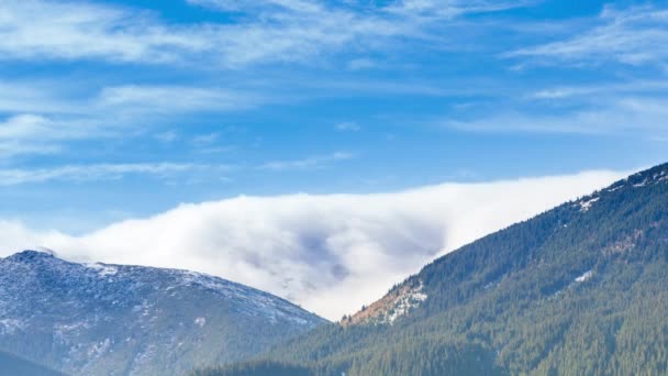 Ucrania, Cárpatos. Caducidad de la niebla matutina en las montañas de otoño. Paisaje con montañas nevadas y niebla corriendo. — Vídeos de Stock