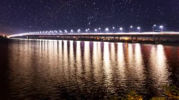 Vueltas en el tiempo, vista del puente sobre el río Dniéper en la ciudad de Dnipro a finales de primavera a principios de primavera, densas nubes. — Vídeos de Stock