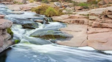 Kayaların üzerinden akan güzel dağ nehri. Dağ nehrinde akan su, yaklaş.