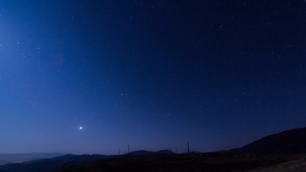 Trazas de estrellas contra el cielo nocturno, disparo larga exposición. — Vídeos de Stock