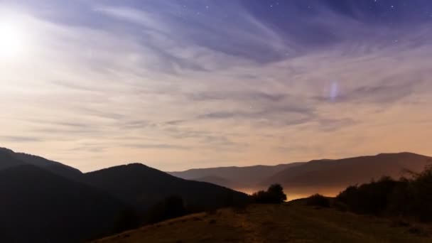 Trazas de estrellas contra el cielo nocturno, disparo larga exposición. — Vídeos de Stock