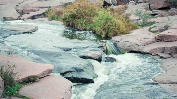 Красивая горная река, протекающая над камнями. Поток воды в горной реке вблизи — стоковое видео