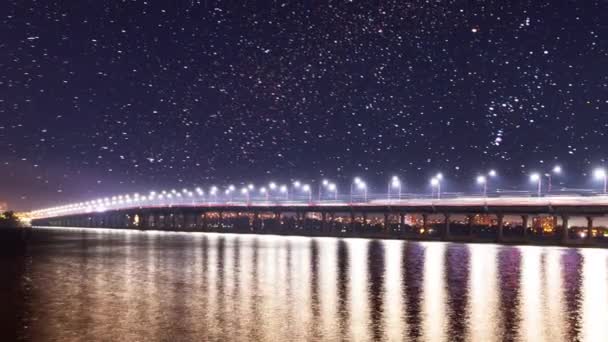 Tijd ronden, uitzicht op de brug over de rivier de Dnjepr in Dnjepr City in het late voorjaar in het vroege voorjaar, dikke wolken. — Stockvideo