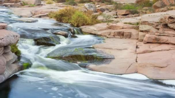 Belle rivière de montagne qui coule sur les rochers. Flux d'eau dans la rivière de montagne close up — Video