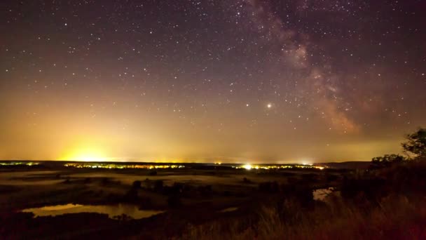 Stark natt i bergen Tiden går. Vintergatans galaxstjärnor rör sig över landsbygdstrafiken. Natt till dag. Beautifil landskap från Ukraina. — Stockvideo