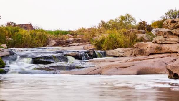 Rzeka Wild Mountain Flowing z kamiennych głazów i Stone Rapids. Szybki strumień wody w strumieniu. Strumień górski jesienią. Pełen Clear Stream. Kanion Tokiowy. Ukraina. — Wideo stockowe