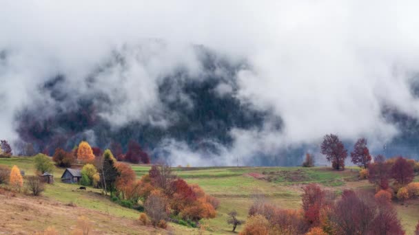 Clipe de lapso de tempo. Fantástica paisagem de montanha colorida com nuvem. Ucrânia, Montanhas Cárpatas — Vídeo de Stock