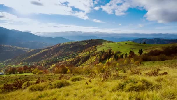 Lapso de tempo Bela natureza de outono e nevoeiro nevoeiro flui ao redor das montanhas pela manhã com luz solar suave. Temporada de outono na montanha dos Cárpatos na Ucrânia — Vídeo de Stock